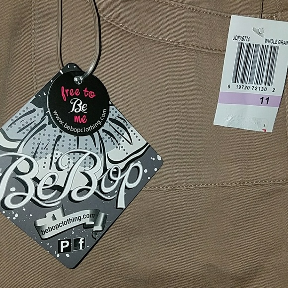 NWT khaki Bermuda shorts - Picture 3 of 4